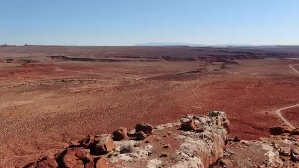 Flygfoto Desert Canyon Rock Bildning Flyga Över Följ Luta Ner — Stockvideo