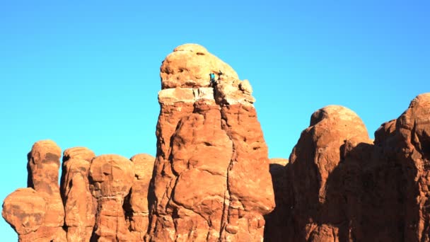 Parque Nacional Arches Escaladores Rocas Jardín Del Edén Búho Rock — Vídeo de stock