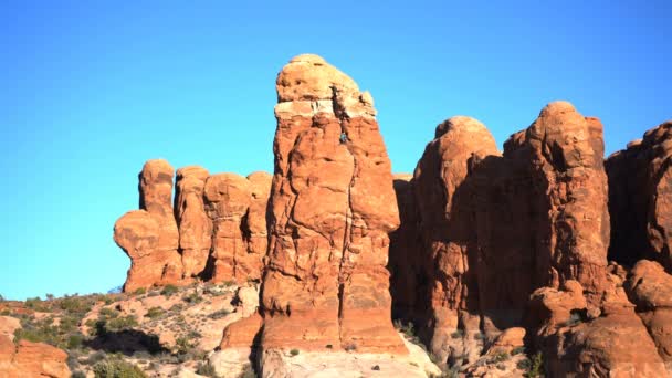 Parque Nacional Arches Escaladores Rocas Jardín Del Edén Búho Rock — Vídeo de stock