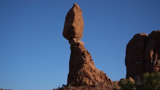 Arches National Park Balanced Rock Utah — Stockvideo