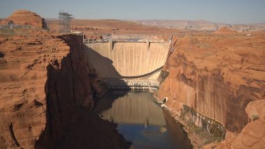 Colorado Nehri 'nin yukarısında Büyük Kanyon Glen Canyon Barajı Arizona