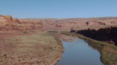 Nehrin yukarısında Büyük Kanyon Colorado Nehri Altın Kanyonu Utah 'ı vurdu.