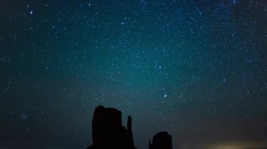 Doğu ve Batı Mitten Butte 2 üzerinde Anıt Vadisi Samanyolu