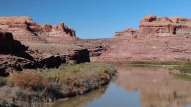 Nehrin yukarısında Büyük Kanyon Colorado Nehri Altın Kanyonu Utah 'ı vurdu.