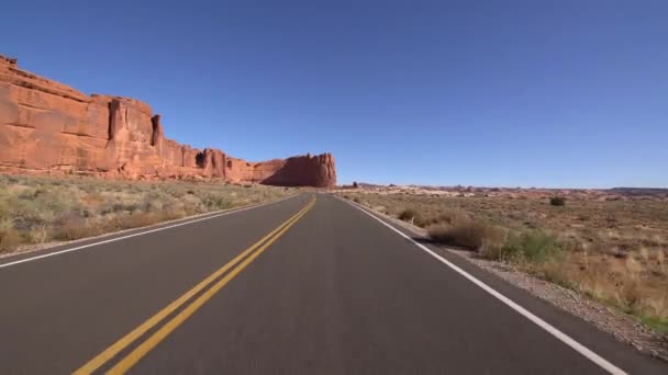 Modelo Condução Parque Nacional Arcos Utah Eua — Vídeo de Stock