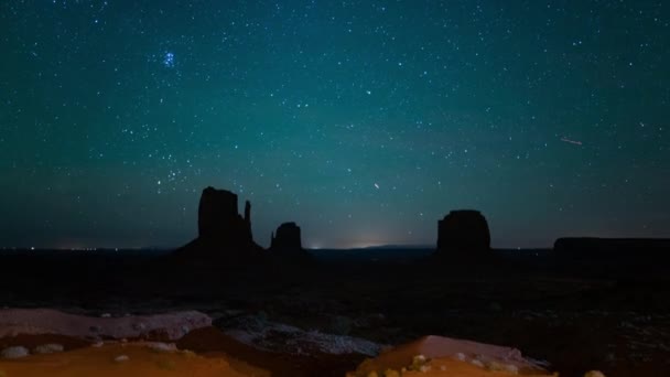 Monument Valley Orion Stijgt Boven Zuidwestelijke Woestijn Usa — Stockvideo