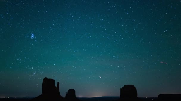 Monument Valley Orion Subiendo Sobre Desierto Del Suroeste Usa — Vídeo de stock