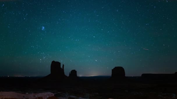 Monument Valley Orion Stiger Över Sydvästra Öknen Usa — Stockvideo
