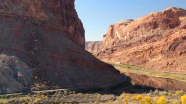 Colorado Nehri 'nin yukarısında Büyük Kanyon Sonbahar Yeşilleri Utah Havalimanı