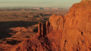 Monument Valley Brighams Mezarlığı Günbatımının Üzerinde Uçuyor Güneybatı ABD
