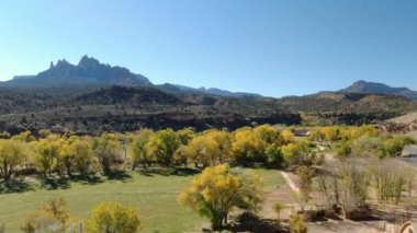 Zion Ulusal Parkı Sonbahar Yeşilliği Bakire Nehri boyunca Utah Hava Çekimi Ulusal Park 'ın dışında çekildi