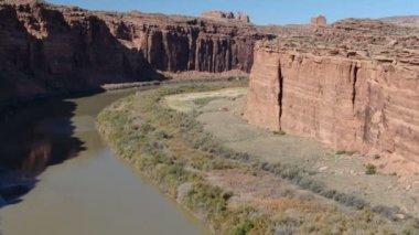 Colorado Nehri 'nin nehrin yukarısında Büyük Kanyon Atışı Utah' ın üzerinde uçuyor.