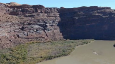 Colorado Nehri 'nin nehrin yukarısında Büyük Kanyon Atışı Utah' ın üzerinde uçuyor.