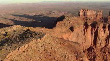 Monument Valley Brighams Mezarlığı Günbatımının Üzerinde Uçuyor Güneybatı ABD
