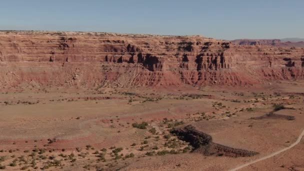 Valley Gods Aerial Shot Dirt Road Southwest Desert Forward — стоковое видео