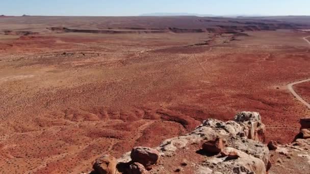砂漠のキャニオン岩の形成の空中ショットは 下の傾きを追いかける — ストック動画