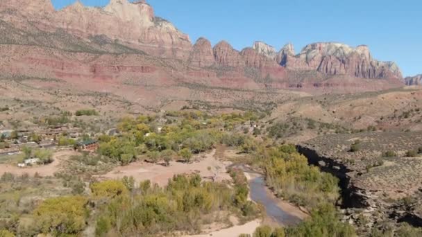 Follaje Otoñal Largo Toma Aérea Virgin River Cerca Del Parque — Vídeos de Stock