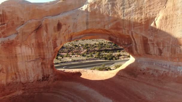 Wilson Arch Flying Aerial Shot Rock Formation Utah — стокове відео