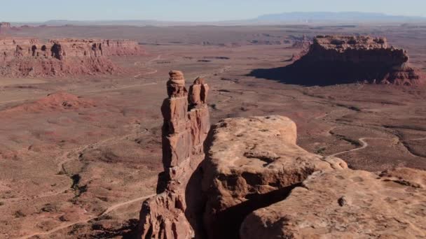 Valley Gods Aerial Shot Looking Desert Floor Fly – stockvideo