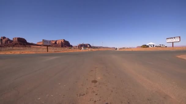 Monument Valley Körmall Sydvästra Usa Highway 163 Crossing — Stockvideo