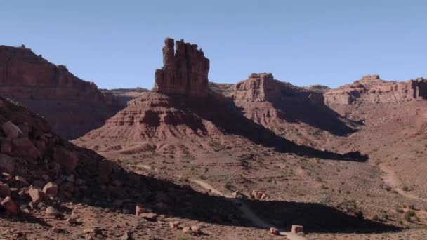Valley Gods Aerial Shot Southwest Desert Canyon Descend — стоковое видео