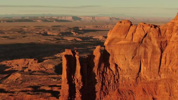 Monument Valley Brighams Tomb Voar Sobre Pôr Sol Aérea Sudoeste — Vídeo de Stock
