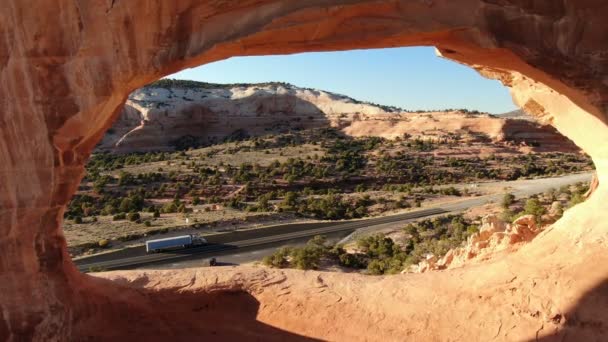 Wilson Arch Flying Aerial Shot Rock Formation Utah — 비디오