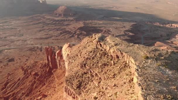 Monument Valley Brighams Mezarlığı Günbatımının Üzerinde Uçuyor Güneybatı Abd — Stok video