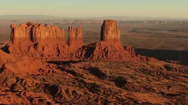 Monument Valley Brighams Posta Arabası Günbatımı Hava Rotasyonu Güneybatı ABD