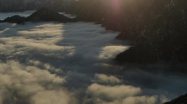 Bulutlar Denizi 'nin yukarısında İlahi Gün Batımı Sol Hava Vuruşu