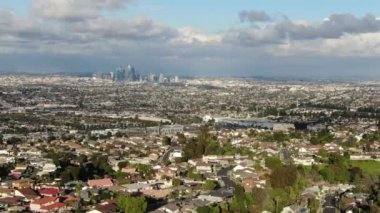 Los Angeles şehir merkezinin Baldwin Hills California 'dan havadan çekilmiş görüntüsü.