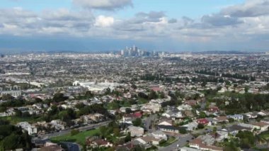 Los Angeles şehir merkezinin Baldwin Hills California 'dan havadan çekilmiş görüntüsü.