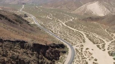 Çöldeki Mojave Kanyonu 'nda Havadan Kurulan Yol Çekimi ABD İleri Eğil