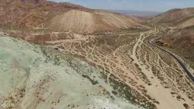 Çöldeki Mojave Kanyonu 'nda Havadan Kurulan Yol Çekimi ABD İleri Eğil