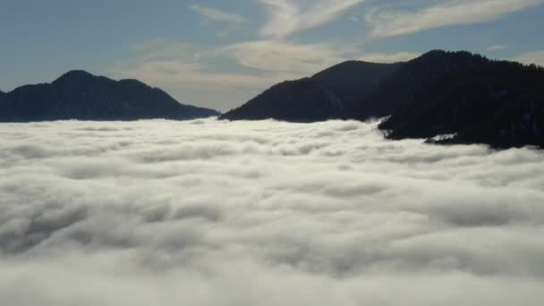 雲とカリフォルニア州の山の峰の空中ショット海を引き出す — ストック動画