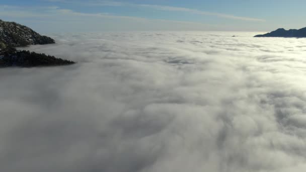 Aerial Shot Sea Clouds Mountain Peaks California Usa Pull Out — стоковое видео