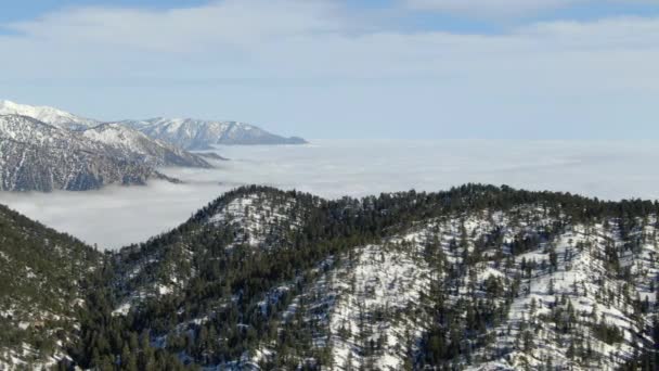Letecký Snímek Sněhem Pokryté Zimní Horské Vrcholy Oblačnost Kalifornii Vpravo — Stock video
