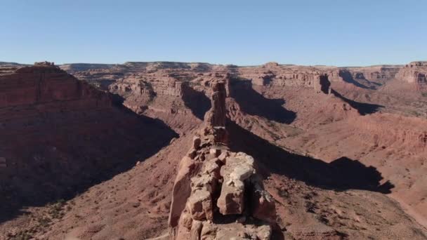 Valley Gods Towering Rock Formation Aerial Skott Tillbaka Flyga Över — Stockvideo