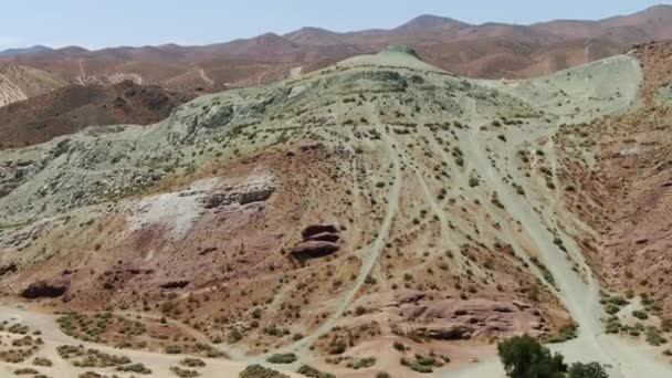 Mojave Desert Colorful Rock Formation Canyon California Usa Forward Tilt — Stock Video