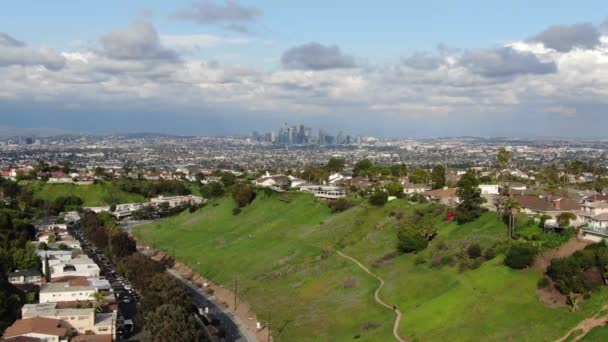 Aérea Establecer Shot Los Ángeles Entrando Desde Baldwin Hills California — Vídeos de Stock