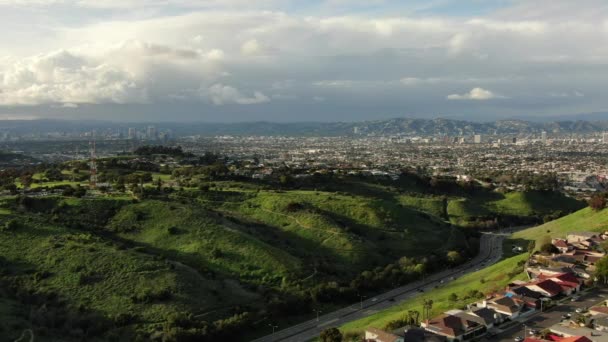 洛杉矶和好莱坞从加州拉贝雷亚大道右边的空中拍摄 — 图库视频影像
