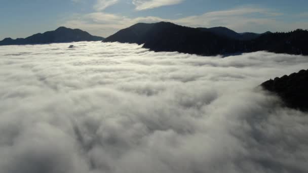 Luchtfoto Zee Van Wolken Bergtoppen Van Californië Verenigde Staten Links — Stockvideo