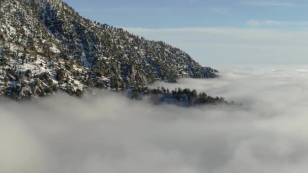 Mer Nuages Pics Montagne Couverts Neige Vue Aérienne Californie Droite — Video