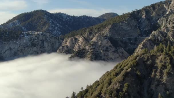 Mer Nuages Pics Montagne Couverts Neige Vue Aérienne Californie Gauche — Video