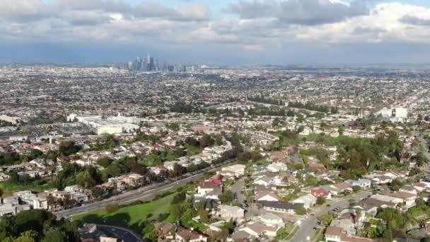 从加州鲍德温山左面向洛杉矶市中心拍摄的空中电视新闻 — 图库视频影像