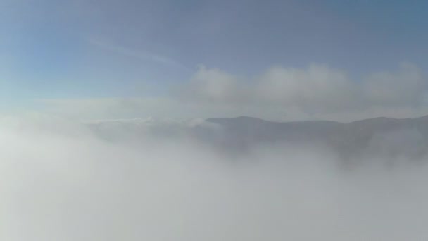在山顶上空的云彩中飞翔空中射箭 — 图库视频影像