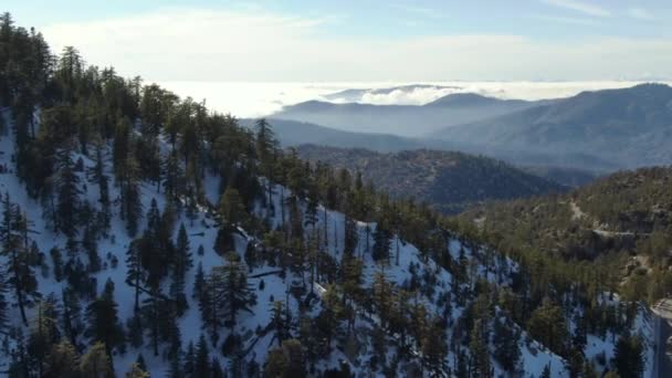 Letecký Snímek Zasněžené Zimní Horské Vrcholy Kalifornii Vpřed Přeletět — Stock video