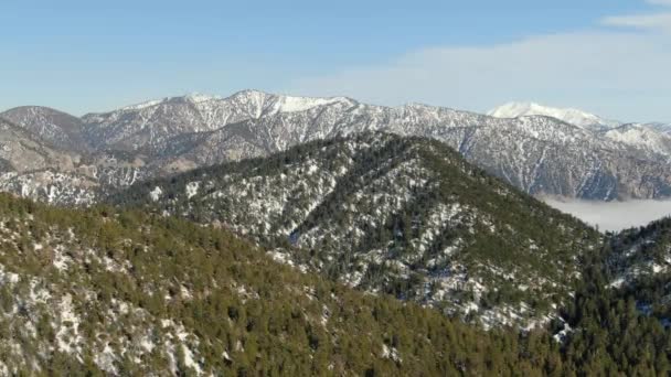 Plano Aéreo Nieve Cubierto Invierno Montaña Picos Paisaje Nuboso California — Vídeo de stock