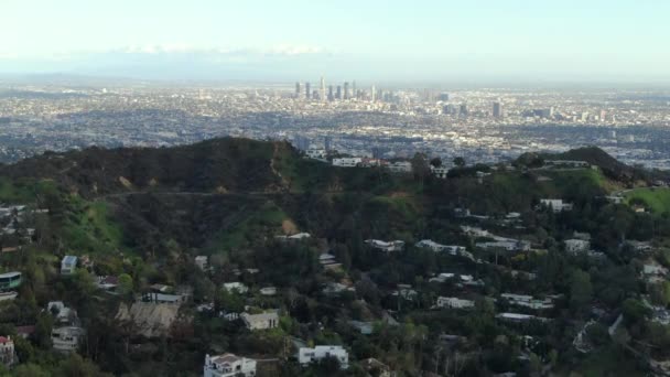 Los Angeles Van Hollywood Hills Aerial Establish Shot Forward Elevate — Stockvideo