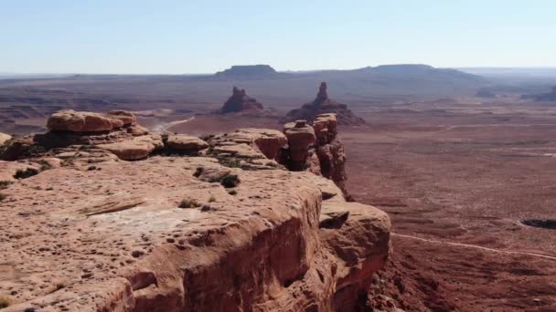 Valley Gods Aerial Tracking Shot Desert Canyon Cliff Left — стоковое видео